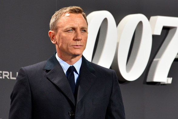 Daniel Craig en una alfombra roja junto al logotipo de 007