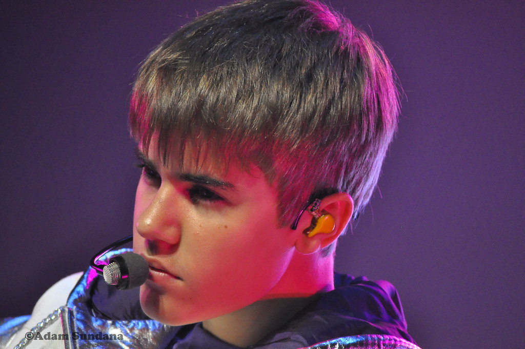 Justin Bieber cantando en un primer plano con un micrófono