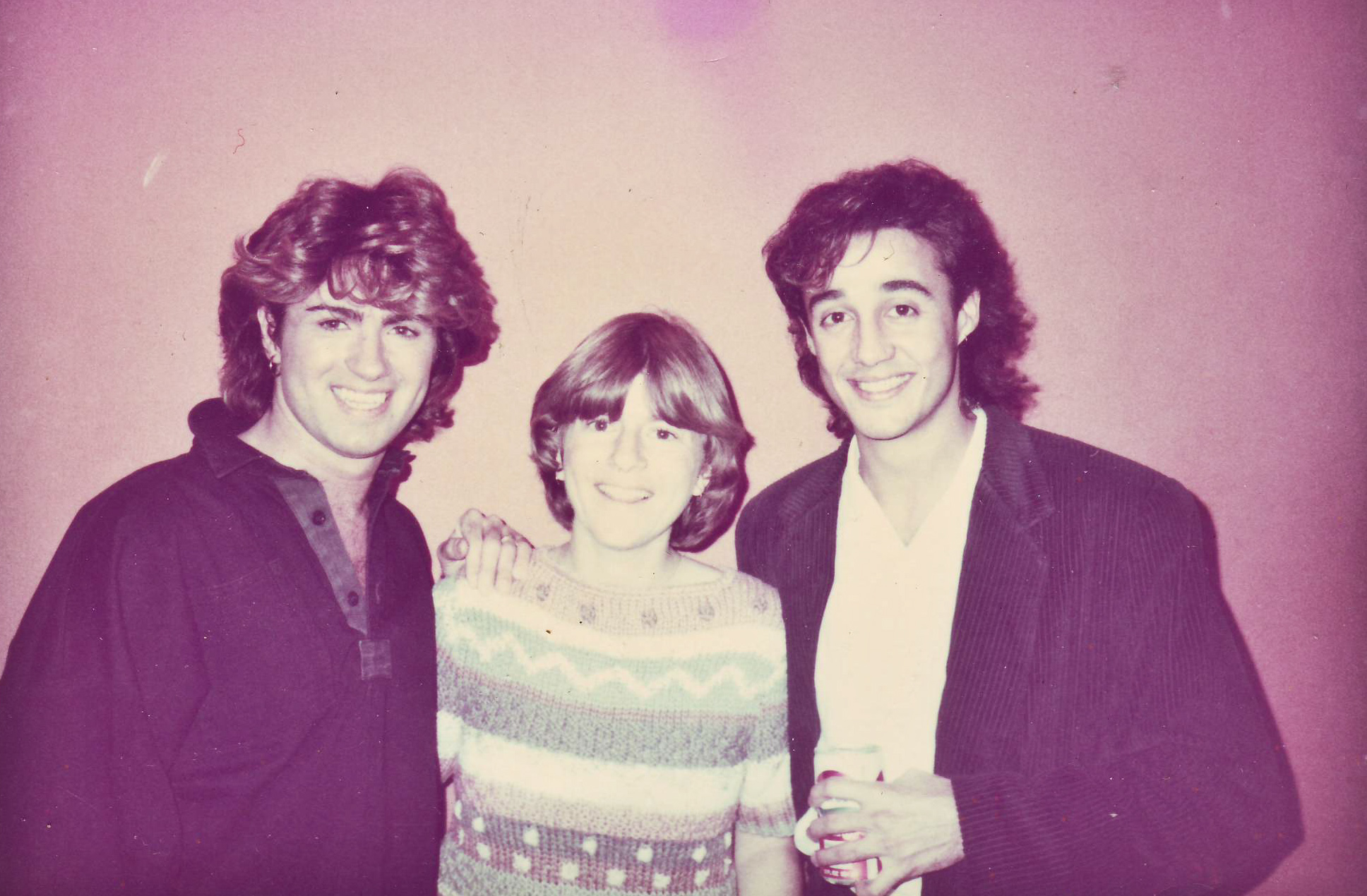 El dúo Wham! (George Michael y Andrew Ridgeley) en una fotografía de la época junto a una fan